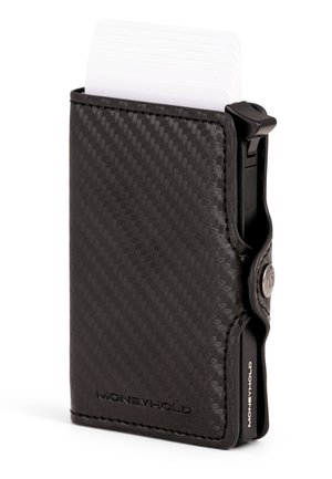 Slim portafoglio in fibra di carbonio nera con schede bianche parzialmente estratte e una leva laterale per l'accesso alle card, marchiato "MONEYHOLD."