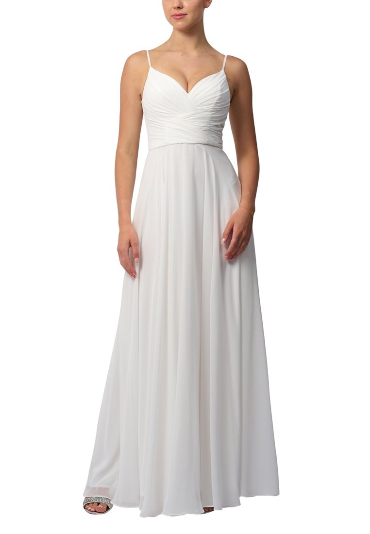 Biała sukienka do ziemi na cienkich ramiączkach, plisowane bodice i zwiewny materiał. Miękka tekstura i gładka sylwetka. Brak widocznych wzorów.