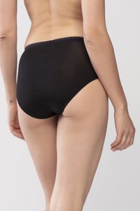 Slip nero a vita alta con una texture liscia, bordo in pizzo in vita e un design a copertura totale, che offre una finitura senza cuciture.