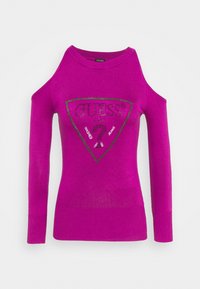 Maglione a maglia fucsia con spalle scoperte, caratterizzato da un design a logo triangolare impreziosito da strass e testo in colori contrastanti.