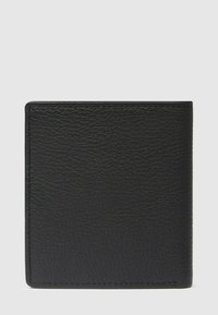 Zwarte leren portemonnee met een gestructureerd oppervlak, rechthoekige vorm en contrasterende stiksels. Geen zichtbare merknaam of decoratieve elementen.