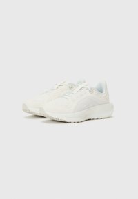 Scarpe da ginnastica bianche con tomaia trapuntata, accenti testurizzati e suola liscia. Lacci e un sottile marchio Nike in evidenza.