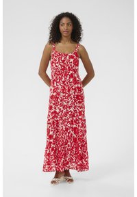 Robe maxi fleurie rouge avec de fines bretelles, un bustier ajusté et une jupe fluide. Le matériau est léger et légèrement texturé.