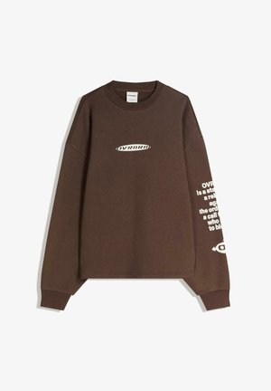 Brauner Pullover mit langen Ärmeln und Rundhalsausschnitt. Auf der Vorderseite befindet sich ein weißes Logo, während der Ärmel weißen Text zeigt.