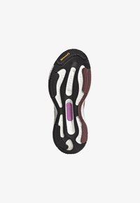 Semelle de chaussure avec une bande de roulement en caoutchouc noire, blanche et marron, comprenant le logo « Continental » et un détail violet « ADIDAS LEP » au centre.