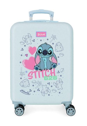 Maleta azul celeste para niños con el personaje de dibujos animados Stitch, corazones rosas, estrellas, palmeras y el texto "Stitch 626" en el frente.