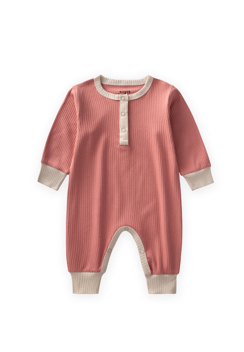 Rozā ribots bērnu kombinezons ar bēša krāsas apmalēm apkaklē, manšetēs, pogu joslā un kāju atvērumos, ar aizdares pogām kājās un priekšpusē.