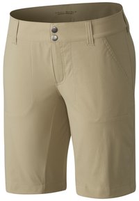 Pantaloni shorts beige da esterno realizzati in un tessuto leggero. Presentano due tasche anteriori, due tasche posteriori e chiusure con bottone metallico in vita.
