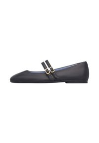Ballerine in pelle nera con due fasce decorative dotate di fibbie dorate, punta affusolata e suola piatta.