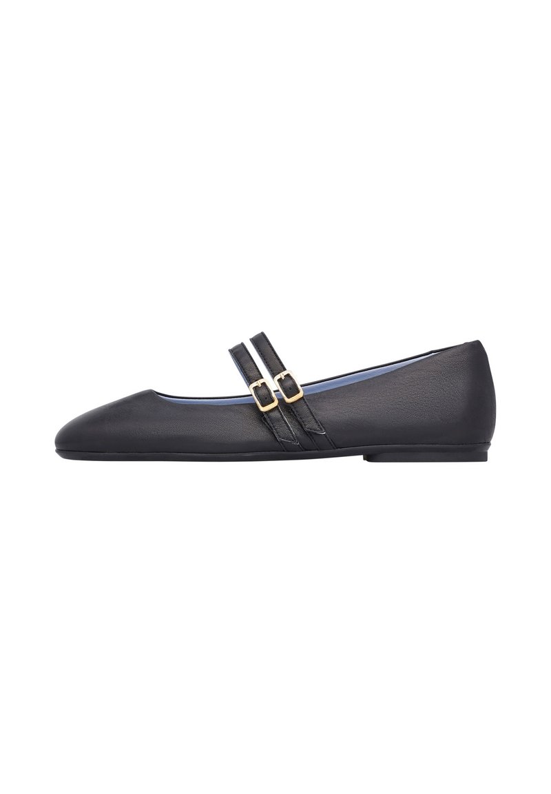 Ballerine in pelle nera con due fasce decorative dotate di fibbie dorate, punta affusolata e suola piatta.