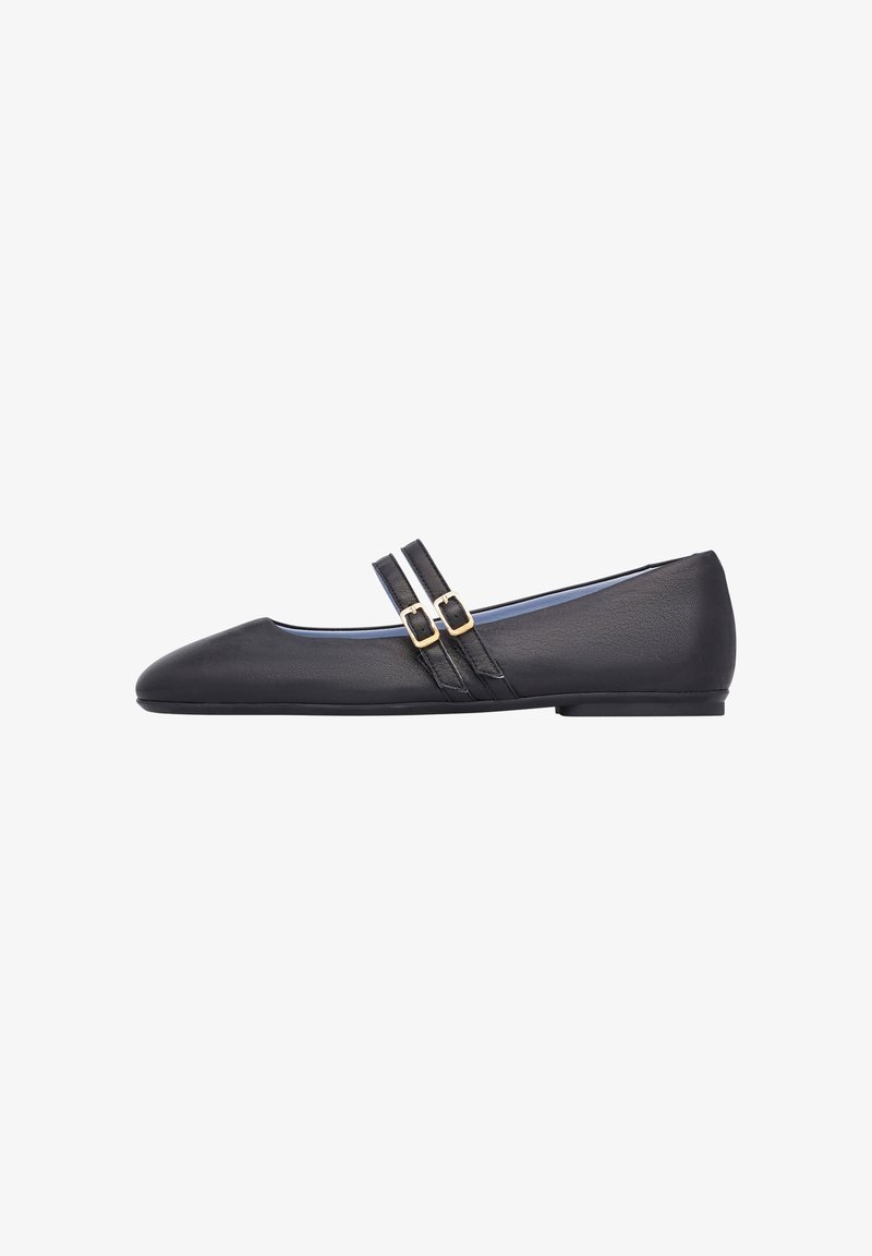 Ballerine in pelle nera con due fasce decorative dotate di fibbie dorate, punta affusolata e suola piatta.