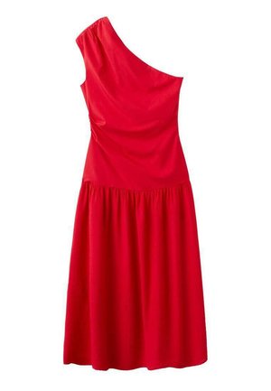 Robe rouge sans manches avec un col asymétrique et une taille froncée, jupe longueur genou, tissu lisse avec léger drapé.