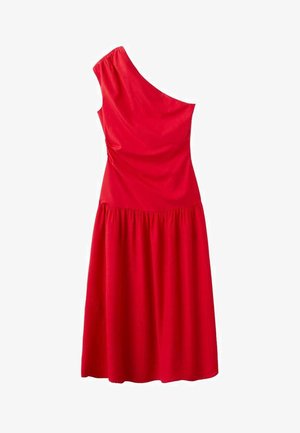Robe rouge sans manches avec un col asymétrique et une taille froncée, jupe longueur genou, tissu lisse avec léger drapé.