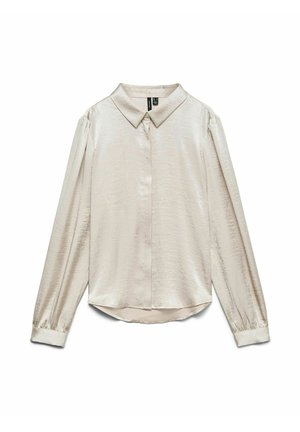 Blouse crème à manches longues avec un col, fermeture à boutons sur le devant et des manches légèrement froncées, fabriquée dans un tissu lisse et texturé.
