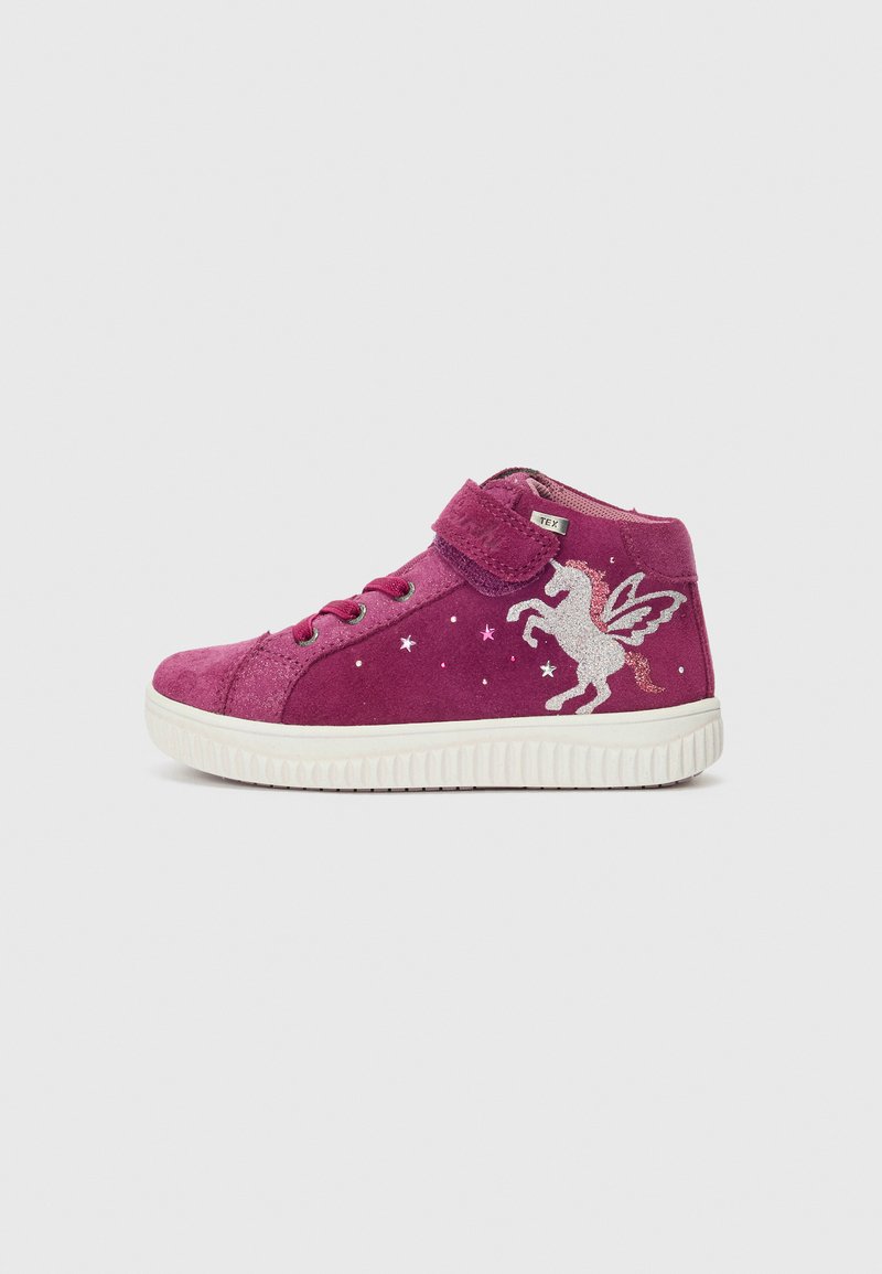 Magenta semsket høyhælte sneakers med hvit gummisåle, snøring og borrelås, med et sølvfarget enhorn-design og stjernedetaljer.