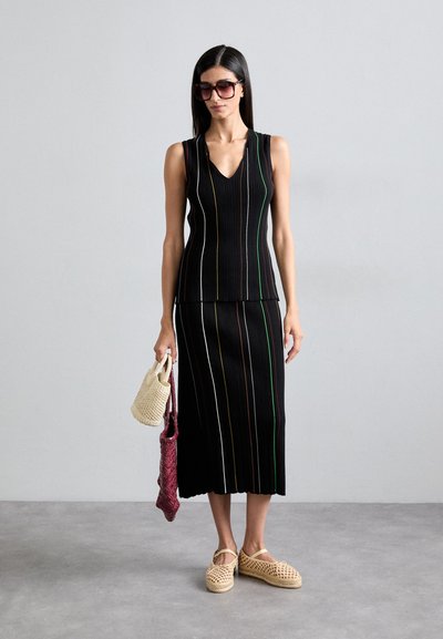 Compleu din două piese, black, cu model canalat, format dintr-un top fără mâneci cu decolteu în V și o fustă, ambele decorate cu dungi verticale multicolore. Purtat cu sandale țesute.