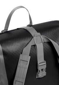 Zwarte waterdichte rugzak met een gestructureerd oppervlak, grijze bandjes en verstelbare gespen. Voorzien van een handvat bovenaan voor gemakkelijk dragen.