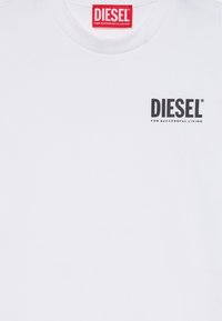 Hvit bomulls t-skjorte med rund hals og en svart trykt logo "DIESEL" med teksten "FOR SUCCESSFUL LIVING" under.