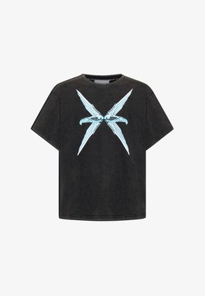 T-shirt nera oversize in cotone, con un design grafico blu di ali incrociate e occhi sul davanti. Maniche corte, collo rotondo.