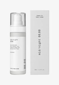 Crema per capelli leave-in in una bottiglia a pompa bianca opaca con tappo trasparente; forma cilindrica; il packaging presenta un design e un testo minimalista in nero.