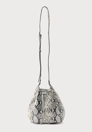 Μικρή τσάντα χιαστί με ρυθμιζόμενο λουρί, με γκρι και μαύρο σχέδιο δέρματος φιδιού και χρυσαφί μεταλλικά τρουκ.