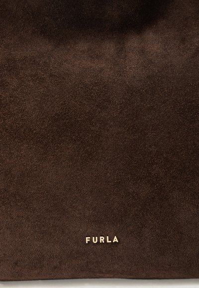 Кафява велурена чанта тип „totе“ с мека текстура. Със златно лого „FURLA“ в долната част. Минималистичен дизайн, без допълнителни шарки или акценти.