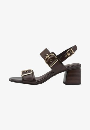 Sandali con tacco in pelle marrone con due ampie fasce, dettagli in oro e tacco a blocco. Texture liscia con design moderno.
