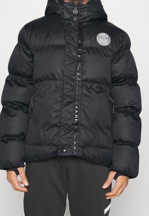Schwarze Steppjacke mit Kapuze, Reißverschluss und Druckknopfverschluss, Seitentaschen, Paris Saint-Germain-Logo auf der Brust und gebrandeter Reißverschlussblende.