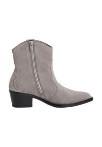 Botín de ante gris hasta el tobillo con puntera redondeada, cremallera lateral y costuras decorativas. Presenta un tacón negro bajo y una textura suave.