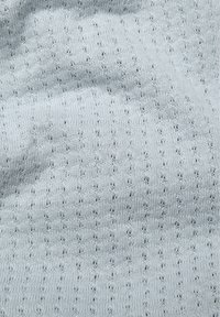 Lichtblauwe gebreide stof met een consistent patroon van kleine gaatjes, wat een gestructureerde uitstraling geeft. Zacht en lichtgewicht materiaal.