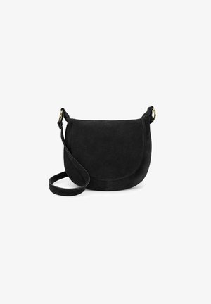 Sac bandoulière en daim noir avec une forme incurvée, un haut plat et une sangle réglable. Présente des accents en métal doré et des détails de couture minimalistes.