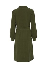 Robe en velours côtelé vert olive avec un col, des manches longues et une taille ceinturée. Présente une texture à côtes verticales et des poignets à boutons.