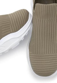 Slip-On-Sneaker mit einem strukturierten, olivgrünen Strick-Obermaterial, weißer Sohle und gerippten Details an der Vorderseite für Komfort und Stil.