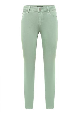 Jeans slim pour femmes de couleur vert clair avec fermeture à bouton et glissière à l'avant, passants pour ceinture, et poches avant et arrière, présentés sur fond blanc.