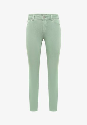 Smaltsiddende lysegrønne damejeans med knap og lynlås foran, bæltestropper samt lommer foran og bagpå, vist på hvid baggrund.