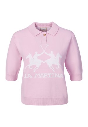 Polo de manga corta de color rosa claro con cuello y botón, con un logo blanco de dos jugadores de polo a caballo y el texto "LA MARTINA" debajo.