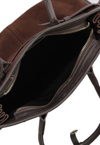 Borsa a tracolla in pelle marrone con parte superiore in suede, interno con zip, texture liscia e fodera in tessuto scuro. Presenta una forma strutturata con manici.