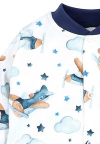 Baumwollstrampler für Babys mit weißem Grund, verziert mit blauen und orangefarbenen Vintage-Flugzeugen, hellen Wolken und einem marineblauen Kragen. Druckknopfverschluss vorne.