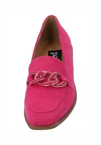 Zapato de ante rosa sin cordones con punta redondeada, que presenta un adorno de cadena en la parte superior y una suela de goma marrón claro.