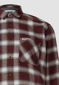 Rood-wit geruit overhemd met een borstzak, kraagontwerp en textuurstof. Heeft bruine knopen en een casual stijl.