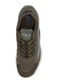 Scarpa atletica in rete marrone con accenti blu chiaro, punta tonda, parte superiore texturizzata e sistema di allacciatura. Logo Fila visibile sulla linguetta.