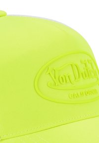 Casquette jaune néon en tissu texturé, avec un patch logo en relief portant l'inscription "Von Dutch California" dans un design circulaire.