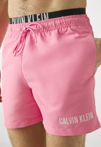 Calvin Klein Swimwear MEDIUM DOUBLE - Peldēšanas šorti - sachet pink