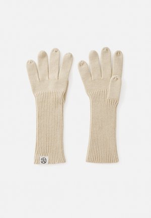 Beige strikkede hansker med ribbet mansjetter, femfingerdesign, myk tekstur, og et lite logo på håndleddsområdet.