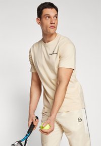 Sergio Tacchini BOLD - Pamata T-krekls - wood ash/black