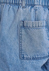 Zizzi LOCKER GESCHNITTENE MIT HOHER TAILLE - Τζιν σορτς - light blue denim