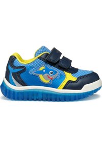 Chaussures de sport bleues en matériaux synthétiques et en maille. Dotées d'un graphisme de requin, de sangles Velcro et d'une semelle en caoutchouc texturé. Accents jaunes présents.
