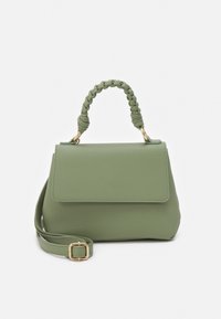 Borsa verde in ecopelle con manico intrecciato superiore, chiusura a patta magnetica e tracolla regolabile. Dettagli in metallo dorato.