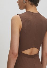 Braunes geripptes Kleid mit hohem Kragen, ärmellosem Design und einem Cut-out-Detail auf der Rückseite. Glatte Textur mit einer figurbetonten Silhouette.