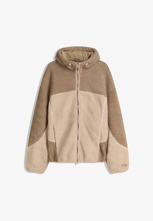 Beige en tan tweekleurig fleecejack met een capuchon, een rits aan de voorkant over de hele lengte en een gebogen paneelontwerp op de mouwen en het lichaam.